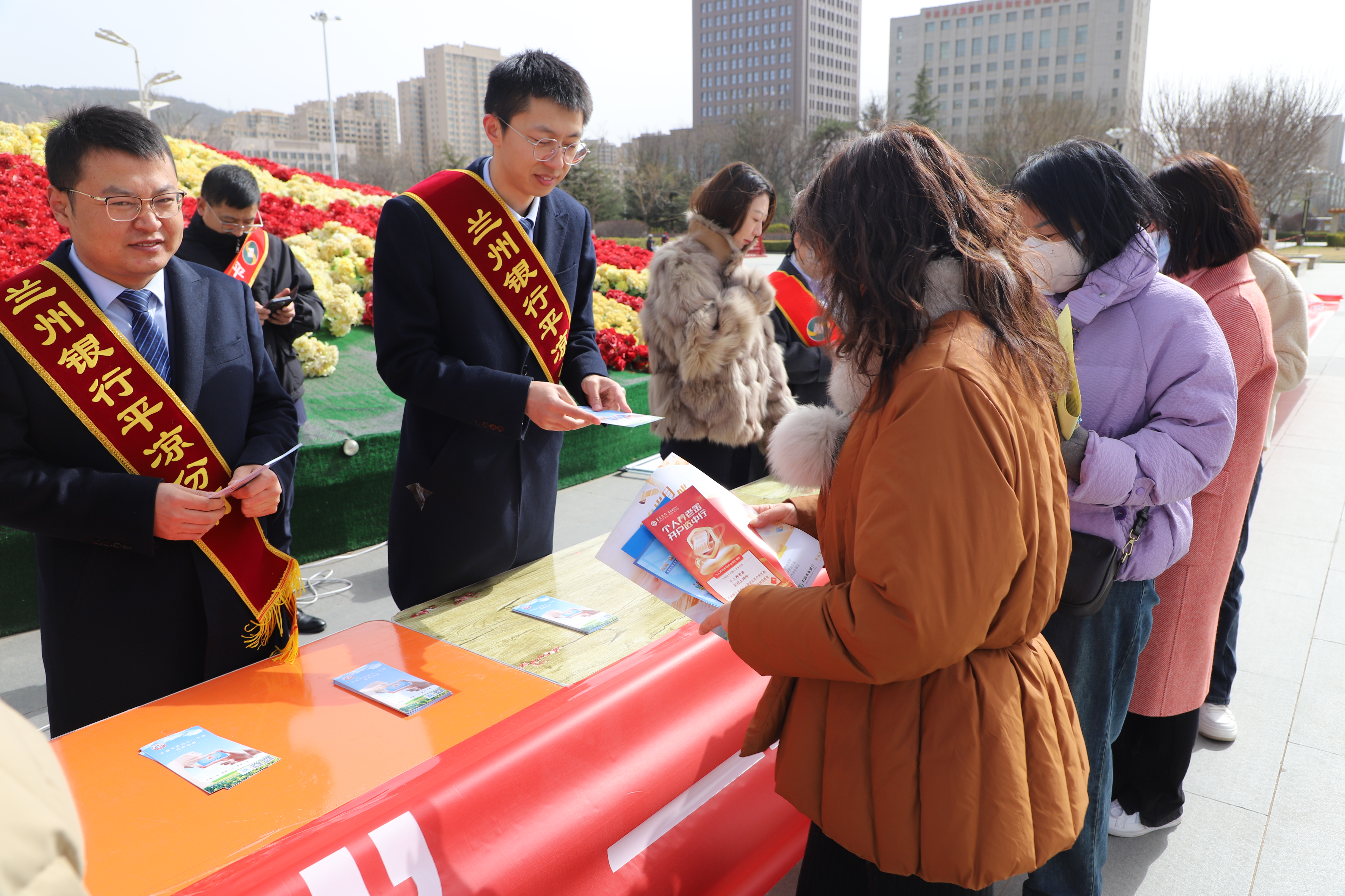 市人社局开展2025年“12333全国统一咨询日”宣传服务活动
